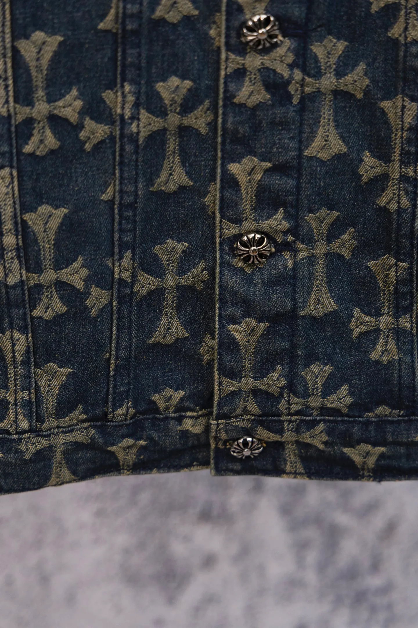 P240 Chrome Hearts CH Chrome Hearts double-sided all-over LOGO jacquard dark pattern heavy-duty denim jacket jeans denim suit same style as the Internet celebrity star's cross-printed denim jacket jeans, the unique cross design element plus all-over printing, full of design sense. It is made of 100% denim cotton fabric with heavy coarse yarn count, which ensures a stiff and tough silhouette while being soft, comfortable and breathable. The lapel is designed with silver buttons and is full of texture. The classic white cross logo is all over the dress, making it a perfect versatile style for spring and summer! Customized jacquard fabric, you can wear it in various styles. This gender-neutral shirt is a must-have for nightclubs. It can be worn as a jacket for both men and women. It can be easily worn by both men and women! The original loose version is made of high-quality pure cotton fabrics. The fabric pattern is high-definition and delicate without burrs. It is comfortable and breathable to wear. All the buttons are molded and customized. It is casual and fashionable and can be matched with any bottoms. It can be windproof and sunproof in spring and summer. It can be worn outside in autumn and winter! Easily concave shape makes you look slimmer and taller, perfect for both men and women! Color: Black Blue Size: Jacket S-XL Pants 28-36